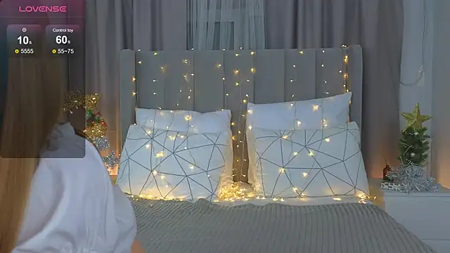 LyraTate online show from December 17, 2025, 1:32 am