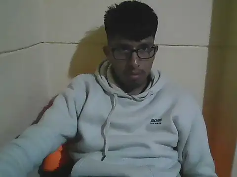 LUISxtlv2 online show from November 29, 2025, 2:01 am