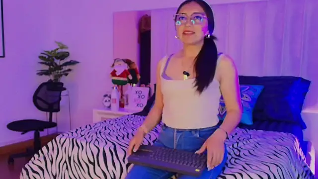 Mara Wolf01 online show from December 18, 2025, 8:34 pm