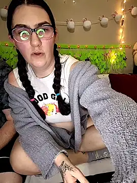 LaylaLucis online show from April 10, 2026, 3:46 am