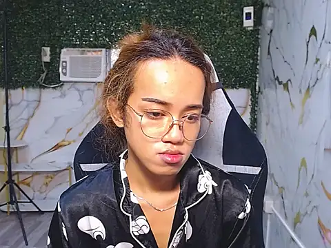 imadriana12 online show from November 27, 2025, 6:25 am