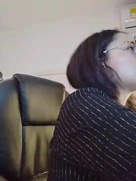 Roxxie saenz   online show from November 28, 2025, 10:59 am