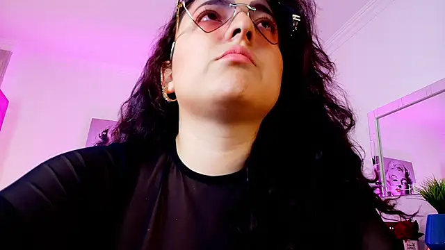 Roxxie saenz   online show from November 25, 2025, 11:21 am