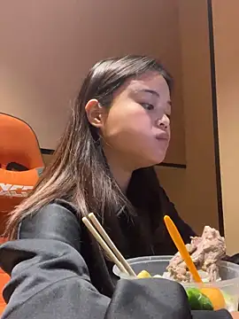 Snapshot of Toffee-00 chatting on December 5, 2025, 11:09 am Toffee-00 online show from December 5, 2025, 11:09 am