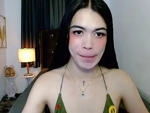 hollyyumiloove online show from December 3, 2025, 3:11 pm