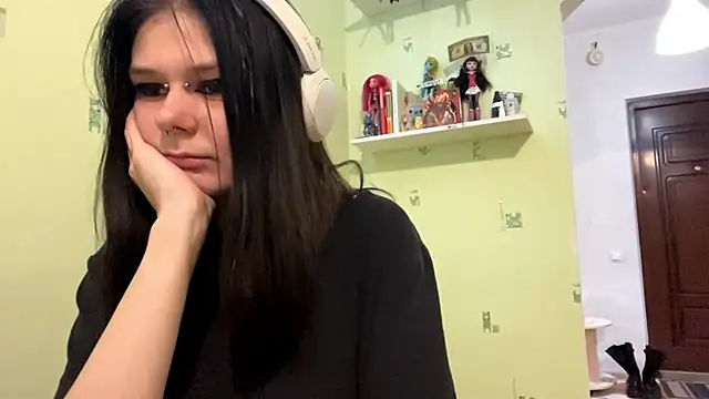 Snapshot of TraceeSchutt chatting on December 3, 2025, 8:30 pm TraceeSchutt online show from December 3, 2025, 8:30 pm