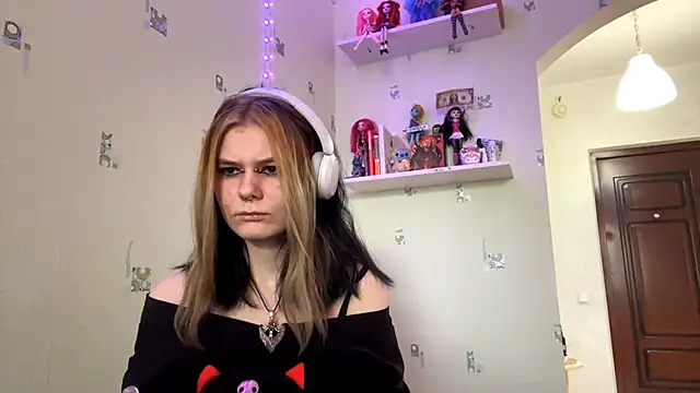 Snapshot of TraceeSchutt chatting on December 22, 2025, 1:11 pm TraceeSchutt online show from December 22, 2025, 1:11 pm