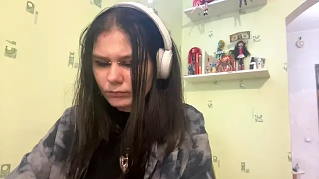 Snapshot of TraceeSchutt chatting on December 4, 2025, 12:15 pm TraceeSchutt online show from December 4, 2025, 12:15 pm