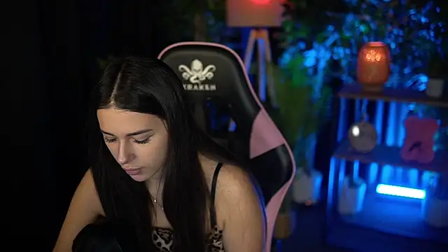 LuxeAvelyn online show from November 28, 2025, 1:22 pm