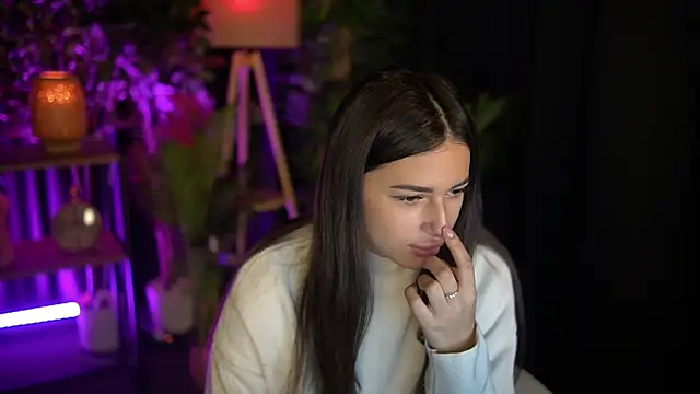 LuxeAvelyn online show from November 25, 2025, 11:54 am