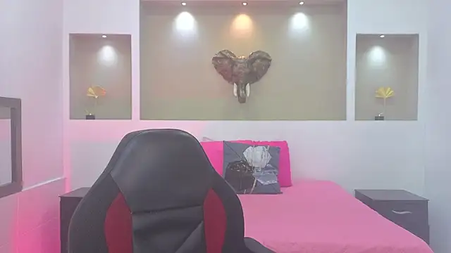 Snapshot of Antonella_mc chatting on February 24, 2026, 12:28 pm Antonella mc online show from February 24, 2026, 12:28 pm