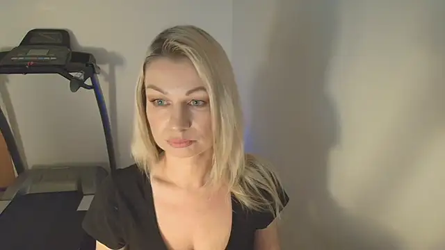 Snapshot of Sweet_Eira chatting on February 13, 2026, 5:35 pm Sweet Eira online show from February 13, 2026, 5:35 pm