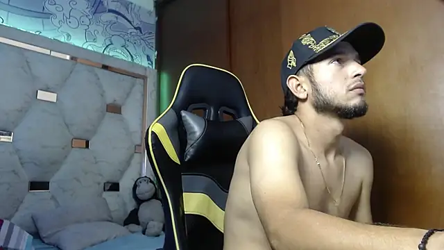 Snapshot of Couple_wildd_ chatting on January 5, 2026, 10:13 pm Couple wildd online show from January 5, 2026, 10:13 pm