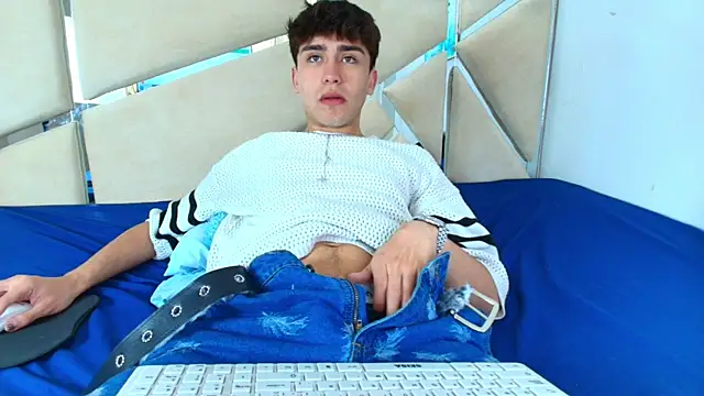 Snapshot of alec_rogue chatting on November 29, 2025, 2:28 pm alec rogue online show from November 29, 2025, 2:28 pm