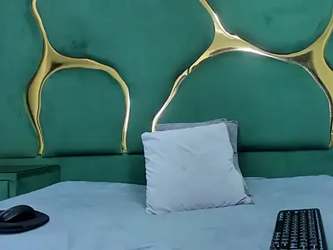 RoxanneBloom online show from April 9, 2026, 4:03 am