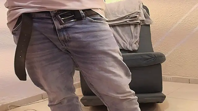 Snapshot of Daisuke_01 chatting on December 17, 2025, 4:17 am Daisuke 01 online show from December 17, 2025, 4:17 am