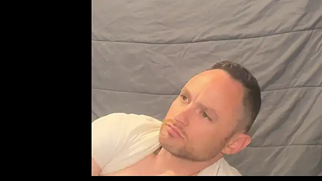 Snapshot of famous1tad chatting on April 13, 2026, 2:26 am famous1tad online show from April 13, 2026, 2:26 am