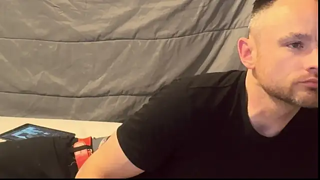 Snapshot of famous1tad chatting on April 14, 2026, 10:15 pm famous1tad online show from April 14, 2026, 10:15 pm