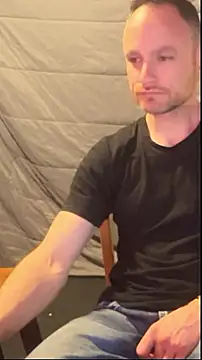 Snapshot of famous1tad chatting on April 7, 2026, 11:01 am famous1tad online show from April 7, 2026, 11:01 am