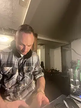 Snapshot of famous1tad chatting on April 12, 2026, 10:18 am famous1tad online show from April 12, 2026, 10:18 am