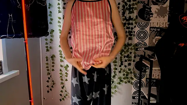 Snapshot of helgicuteness chatting on February 12, 2026, 11:54 am helgicuteness online show from February 12, 2026, 11:54 am