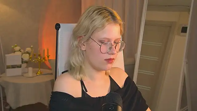 AgataLuuna online show from December 3, 2025, 2:49 pm