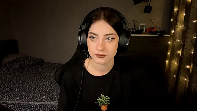 Meowluly online show from February 1, 2026, 9:24 pm