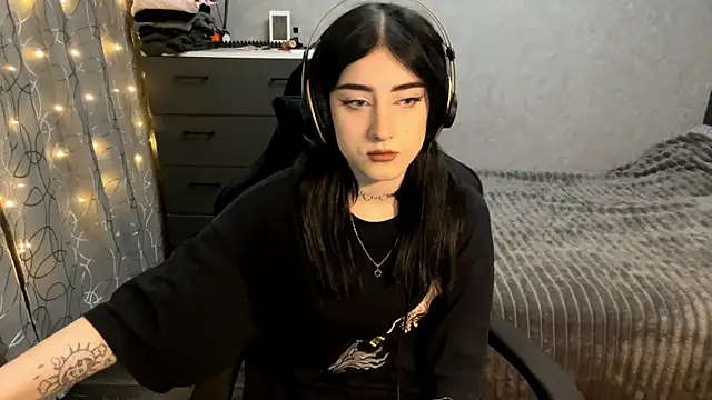 Meowluly online show from December 17, 2025, 8:47 pm