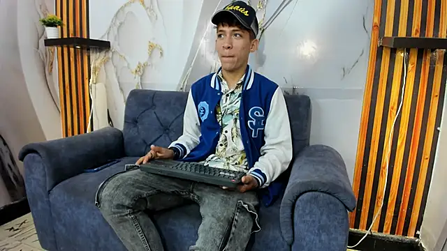 Alex LatinBoy18 online show from November 23, 2025, 9:36 pm