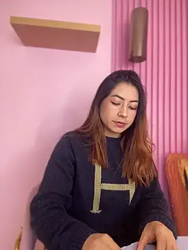 MaddieHunter online show from December 20, 2025, 1:58 pm