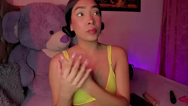 Snapshot of KarolRojas_22 chatting on April 15, 2026, 3:23 am KarolRojas 22 online show from April 15, 2026, 3:23 am