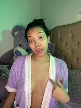 Snapshot of KarolRojas_22 chatting on April 12, 2026, 12:47 am KarolRojas 22 online show from April 12, 2026, 12:47 am