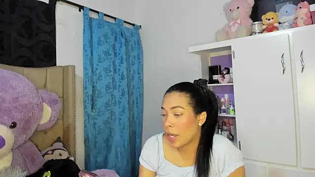 Snapshot of KarolRojas_22 chatting on March 6, 2026, 6:19 am KarolRojas 22 online show from March 6, 2026, 6:19 am