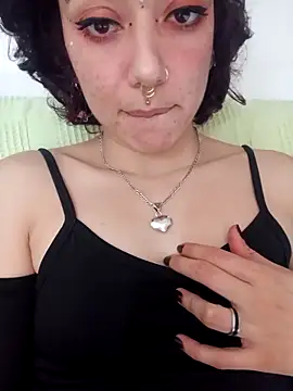 lunazapata03 online show from November 24, 2025, 7:14 pm