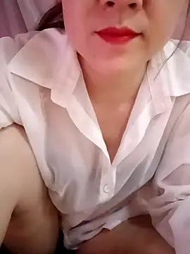 Snapshot of Lily-ross22 chatting on April 19, 2026, 4:41 pm Lily-ross22 online show from April 19, 2026, 4:41 pm