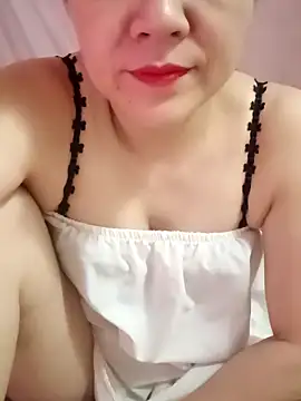 Snapshot of Lily-ross22 chatting on May 13, 2026, 5:47 am Lily-ross22 online show from May 13, 2026, 5:47 am