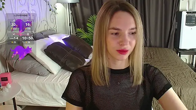 Snapshot of molly_crystal chatting on December 23, 2025, 1:38 am molly crystal online show from December 23, 2025, 1:38 am