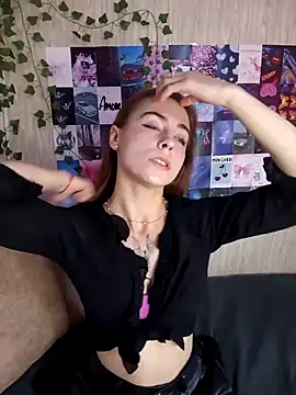 Snapshot of Lunnitad chatting on November 28, 2025, 9:31 am Lunnitad online show from November 28, 2025, 9:31 am