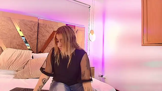 emma cook  online show from November 28, 2025, 9:26 pm