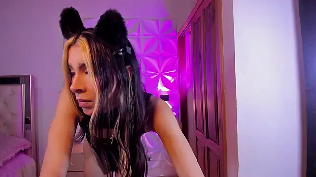 Snapshot of Violett_Divine chatting on January 18, 2026, 3:43 am Violett Divine online show from January 18, 2026, 3:43 am