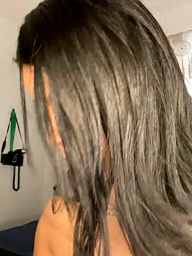 Snapshot of TrianaW chatting on November 27, 2025, 2:28 pm TrianaW online show from November 27, 2025, 2:28 pm