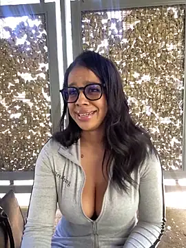 Snapshot of TrianaW chatting on November 26, 2025, 2:50 pm TrianaW online show from November 26, 2025, 2:50 pm