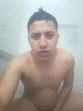 Snapshot of Alvarezz0202 chatting on June 24, 2026, 12:15 pm Alvarezz0202 online show from June 24, 2026, 12:15 pm