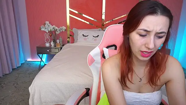 Snapshot of RoxieRay chatting on December 22, 2025, 3:45 pm RoxieRay online show from December 22, 2025, 3:45 pm