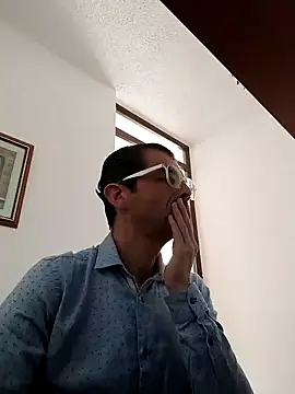 Fuegosutil online show from December 3, 2025, 6:51 pm