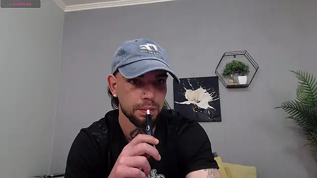 Snapshot of KaneHunter chatting on May 17, 2026, 12:32 am KaneHunter online show from May 17, 2026, 12:32 am