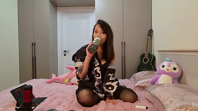 Snapshot of LunaMole chatting on November 28, 2025, 2:17 pm LunaMole online show from November 28, 2025, 2:17 pm