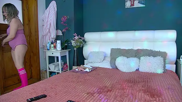 Cougar Milff online show from April 9, 2026, 2:01 pm