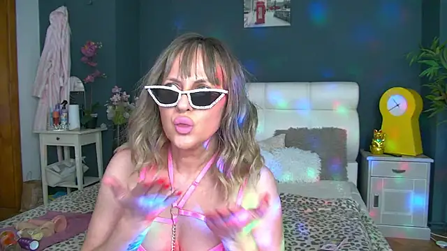 Cougar Milff online show from May 17, 2026, 3:56 pm