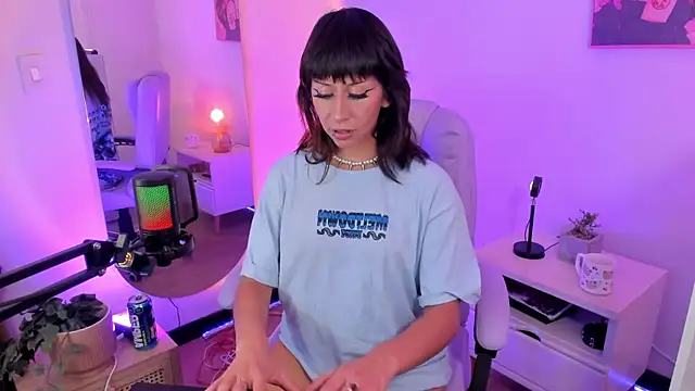 itsmroom  online show from April 14, 2026, 5:45 am